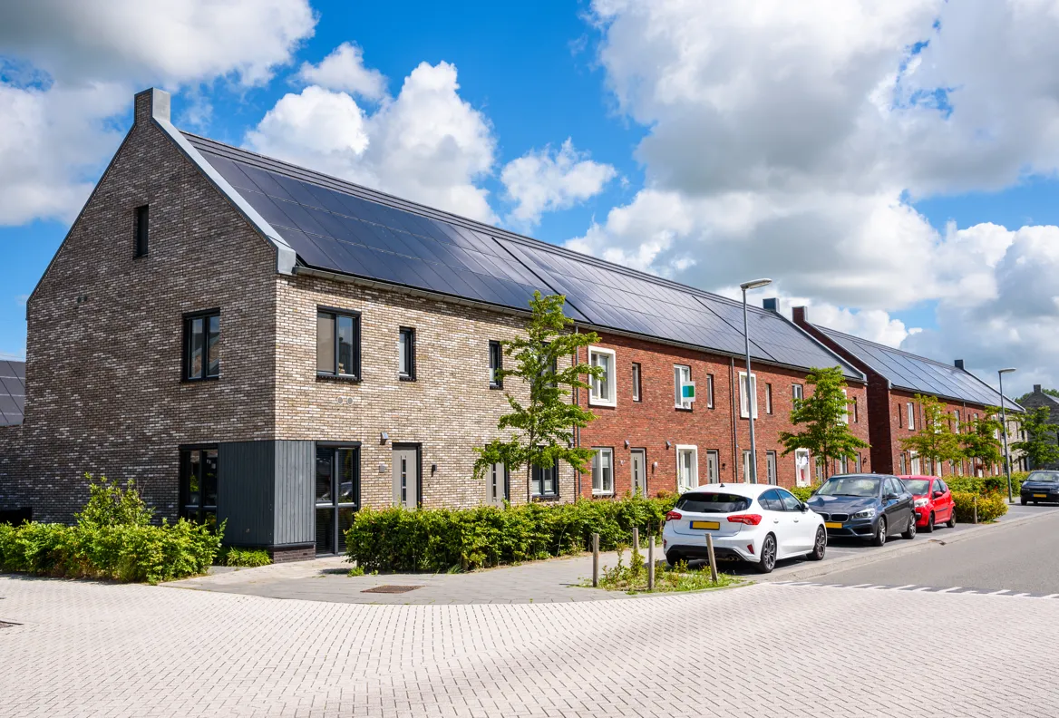 Een straat met zonnepanelen op elk dak